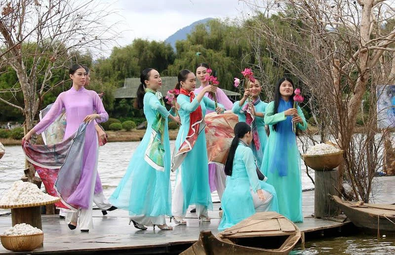 Sắc màu tơ lụa.