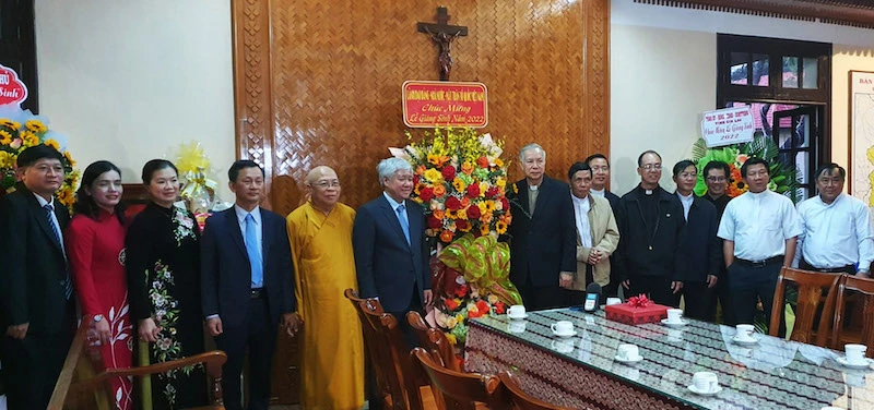Đoàn công tác của Ủy ban Mặt trận Tổ quốc Việt Nam và lãnh đạo tỉnh Kon Tum thăm, chúc mừng Tòa giám mục Giáo phận Kon Tum nhân dịp Giáng sinh 2022.