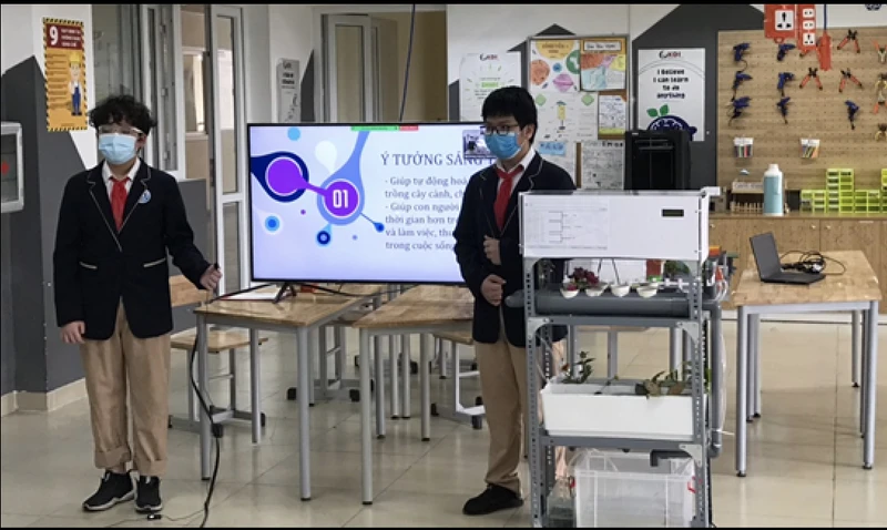 Học sinh Trường THCS Chu Văn An, Long Biên với dự án tham dự cuộc thi Khoa học kỹ thuật cấp thành phố năm học 2021-2022. (Ảnh minh hoạ)