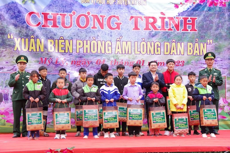 Tặng quà cho các em nhỏ của Chương trình “Nâng bước em tới trường - Con nuôi đồn Biên phòng”.
