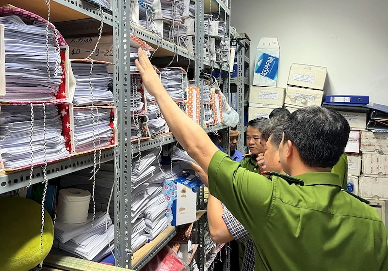 Cơ quan điều tra khám xét, thu giữ các tài liệu phục vụ công tác điều tra.