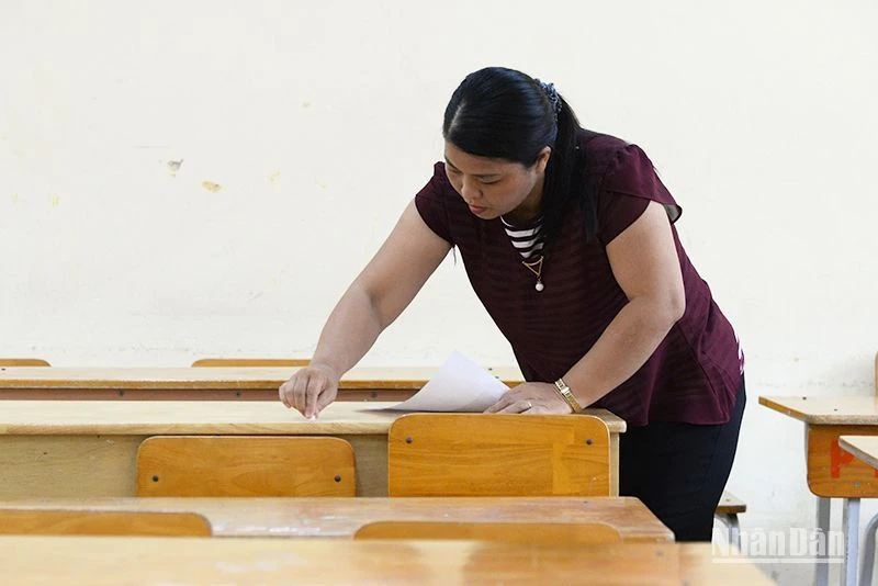 Cán bộ làm công tác coi thi (Ảnh minh hoạ: THUỶ NGUYÊN)