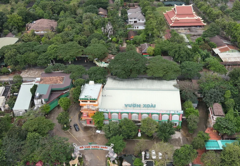 Cổng vào khu du lịch sinh thái Vườn Xoài.