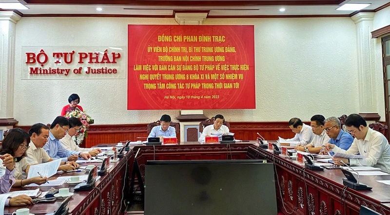 Quang cảnh buổi làm việc.