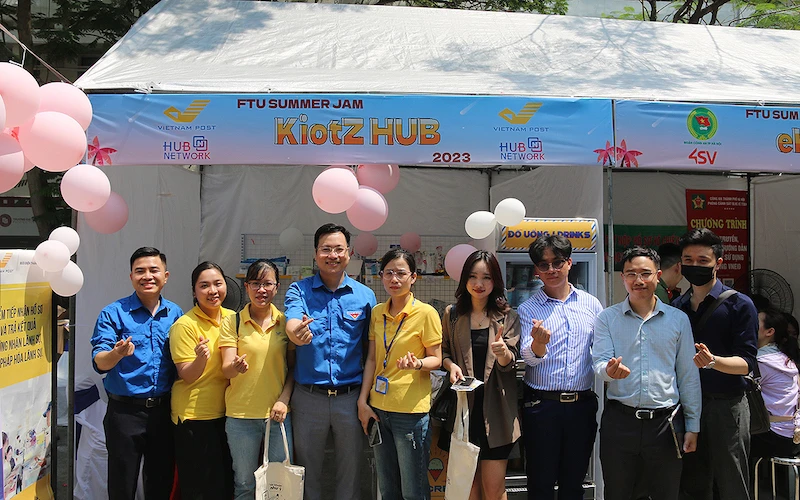 Đại diện ban tổ chức và các bạn trẻ trước những gian hàng tại Ngày hội chuyển đổi số - FTU Hub Camp 2023.