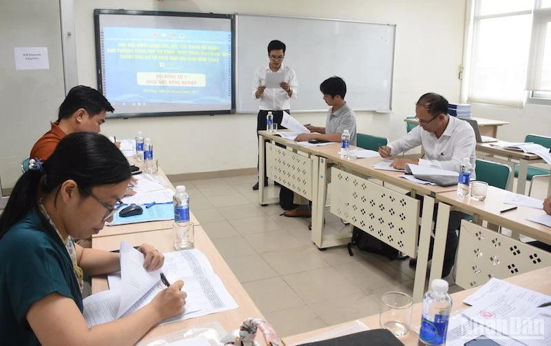 Chấm Sơ khảo Giải thưởng Khoa học và Công nghệ dành cho sinh viên trong các cơ sở giáo dục đại học năm 2023. (Ảnh: ANH ĐÀO)