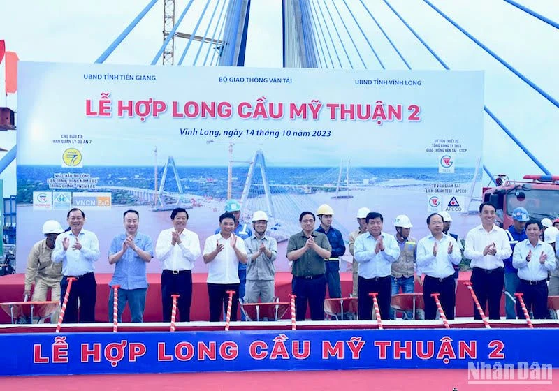 Thủ tướng thực hiện nghi thức hợp long cầu Mỹ Thuận 2