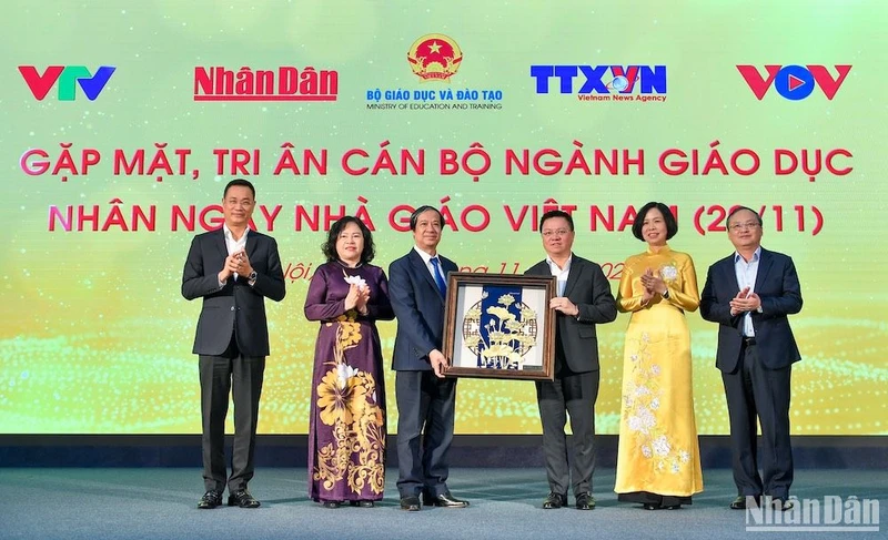 Các đồng chí lãnh đạo cơ quan báo chí chúc mừng cán bộ ngành giáo dục. (Ảnh: THÀNH ĐẠT)