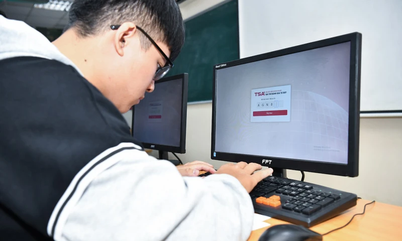 Thí sinh dự thi TSA 2024 (Ảnh: HUST)