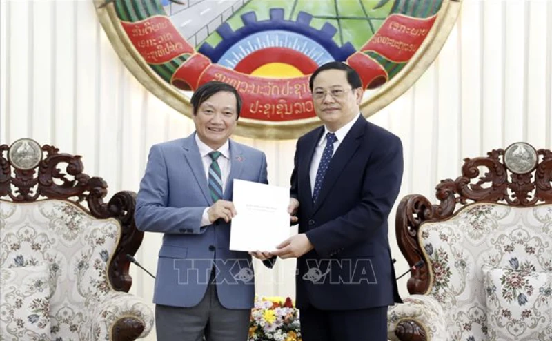 Đại sứ Việt Nam tại Lào Nguyễn Bá Hùng trao cho Thủ tướng Lào Sonexay Siphandone thư của Tổng Bí thư Nguyễn Phú Trọng gửi chúc mừng sinh nhật nguyên Chủ tịch Khamtai Siphandone. (Ảnh: Phạm Kiên - Phóng viên TTXVN tại Lào) 