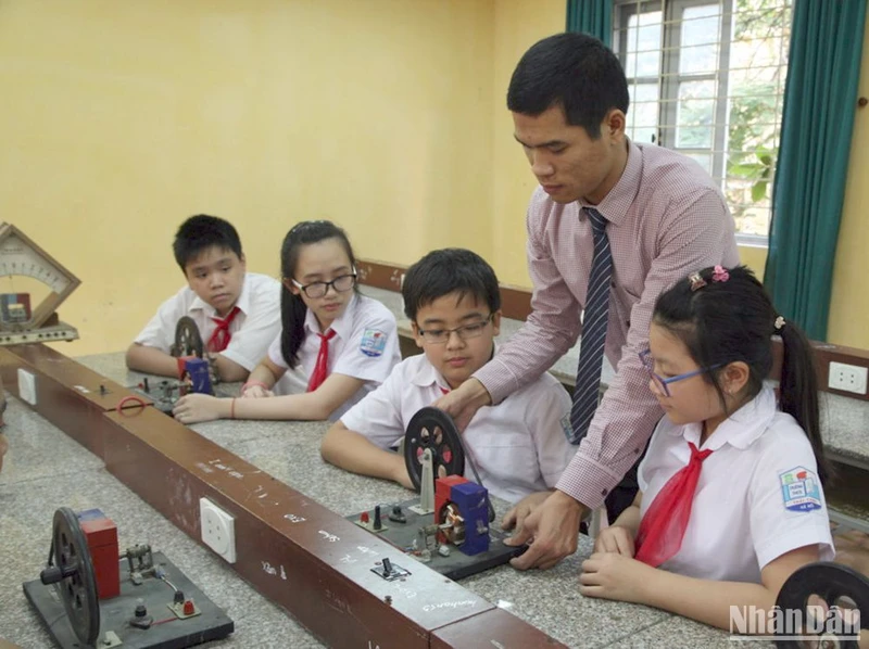 Trong giờ học tại Trường THCS Thái Thịnh, Hà Nội. (Ảnh: DUY LINH)