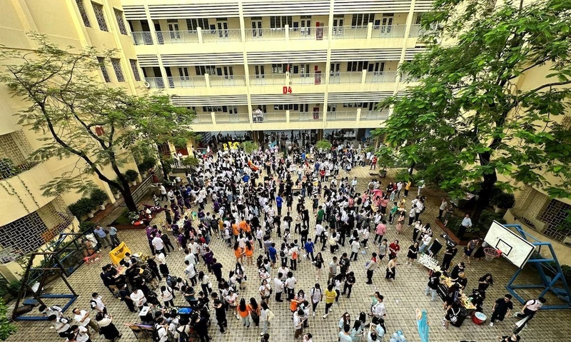 Trong khuôn viên Trường đại học Sư phạm Hà Nội 