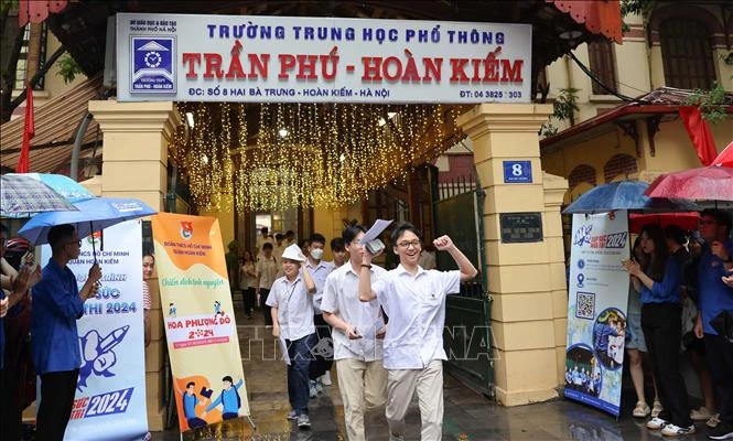 Niềm vui của thí sinh khi hoàn thành bài thi môn Toán, tại điểm thi Trường THPT Trần Phú, Hoàn Kiếm, Hà Nội (Ảnh: THANH TÙNG/TTXVN)
