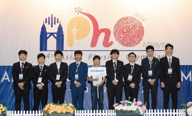 Đội tuyển quốc gia Việt Nam dự Olympic Vật lý châu Á năm 2024, (trái qua phải): Nguyễn Thành Duy, Hà Duyên Phúc, Nguyễn Thế Quân, Trương Phi Hùng , Nguyễn Nhật Minh, Hoàng Tuấn Kiệt, Thân Thế Công, Trần Vũ Lê Hoàng.