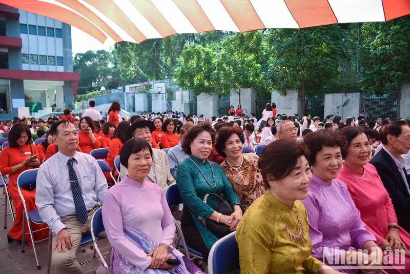 Các thế hệ nhà giáo Trường THCS Chu Văn An (Hà Nội). (Ảnh minh hoạ: NHẬT QUANG)