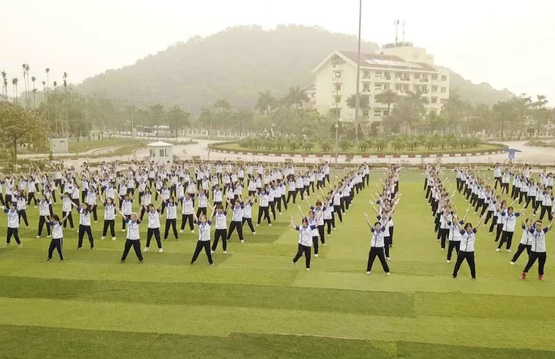 Học sinh, sinh viên sinh hoạt, học tập trong Khu đô thị Đại học Quốc gia Hà Nội tại Hòa Lạc.