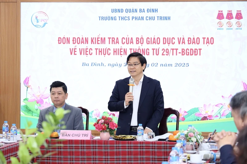 Đoàn kiểm tra của Bộ Giáo dục và Đào tạo khảo sát về thực hiện quản lý dạy thêm, học thêm tại Trường THCS Phan Chu Trinh (Hà Nội).