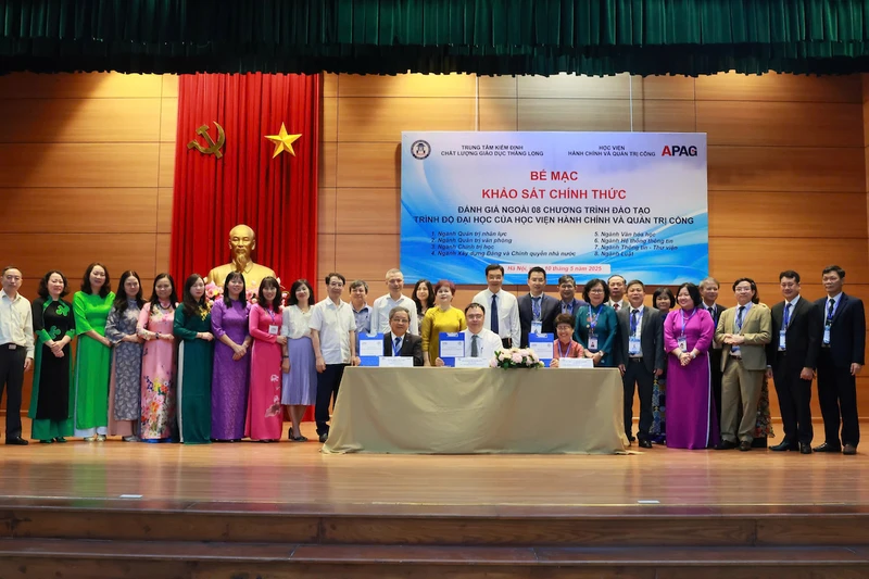 Trung tâm Kiểm định chất lượng giáo dục Thăng Long và Học viện Hành chính và Quản trị công ký kết biên bản hoàn thành đánh giá ngoài sáng 10/5. 