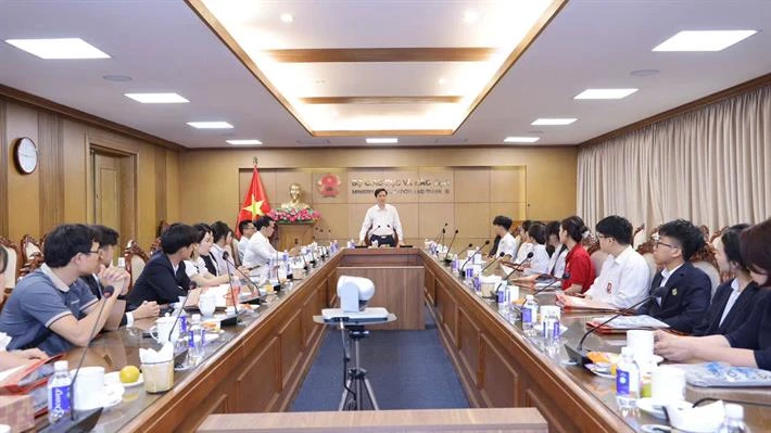 Bộ Giáo dục và Đào tạo đã có buổi gặp mặt đoàn cán bộ, học sinh tham gia thi Khoa học kỹ thuật quốc tế ISEF năm 2025.