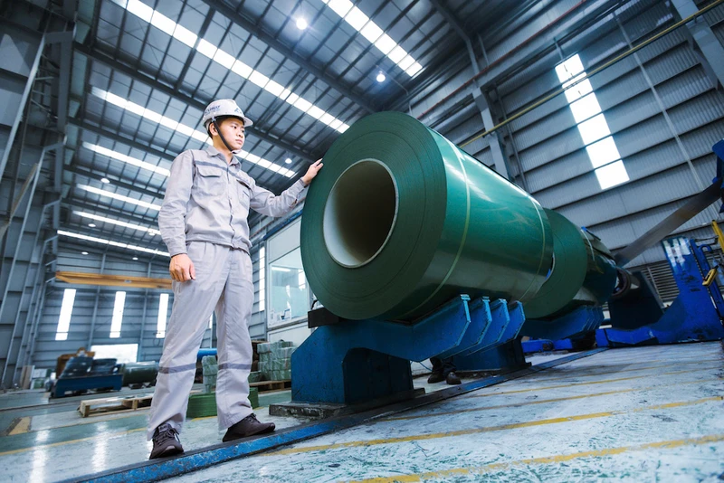 Dây chuyền sản xuất tôn màu tại nhà máy của Tập đoàn Hoà Phát. (Ảnh: NGUYỄN NGHI)