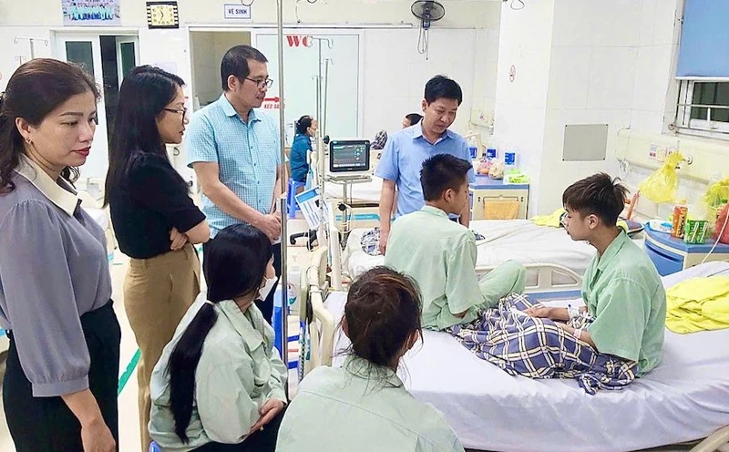 Đoàn công tác Bộ Giáo dục và Đào tạo đến thăm hỏi và động viên học sinh gặp nạn