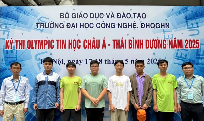 Từ trái sang phải ảnh: Thầy Đỗ Phan Thuận (Phó Trưởng đoàn); Nguyễn Huy Phong, Ninh Quang Thắng, Lê Kiến Thành, Nguyễn Xuân Chí Thanh, Nguyễn Bùi Đức Dũng, Đặng Huy Hậu, thầy Đỗ Đức Đông (Trưởng đoàn)