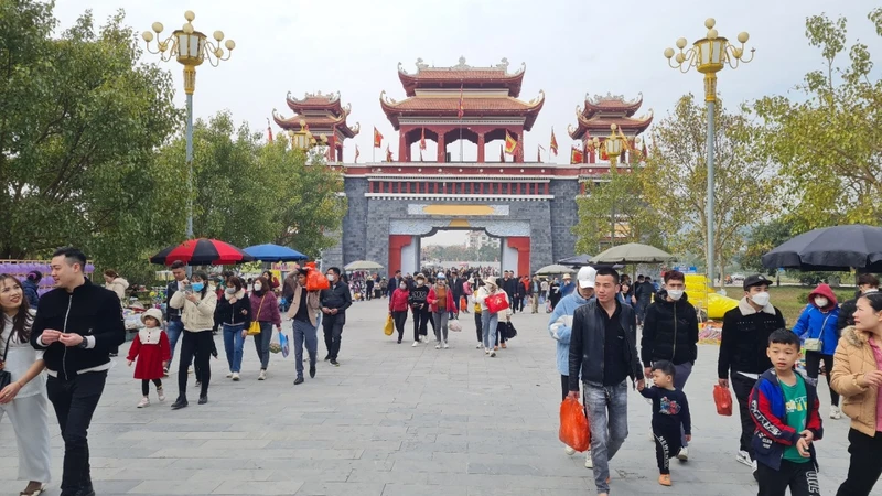 Đông đảo du khách đến Khu danh thắng Tây Thiên tại huyện Tam Đảo sáng 29/1.