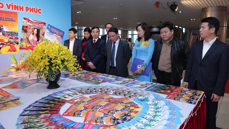 Các đồng chí lãnh đạo thăm gian trưng bày báo, tạp chí.