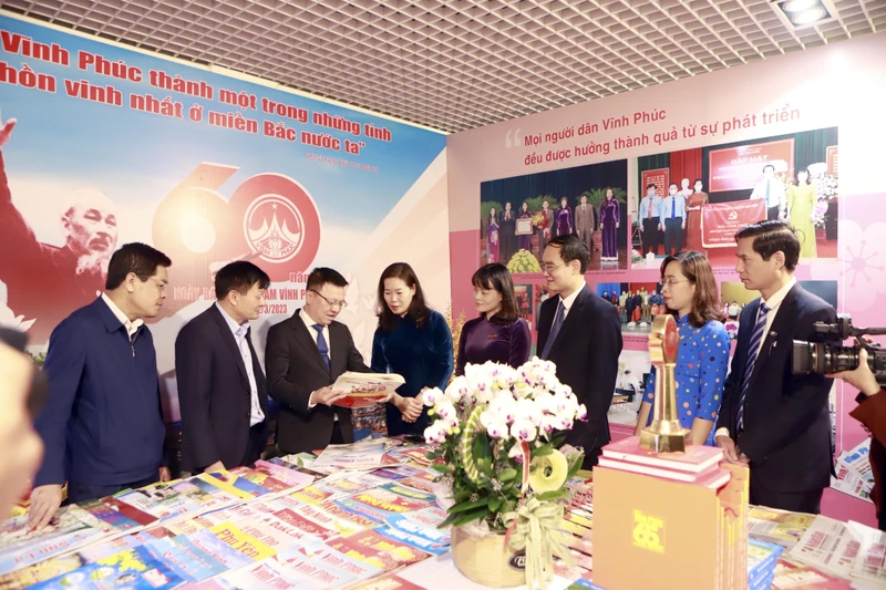 Đồng chí Lê Quốc Minh thăm các gian trưng bày Hội báo Xuân Vĩnh Phúc.
