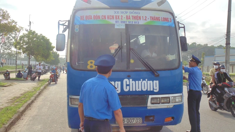 Thanh tra giao thông Vĩnh Phúc kiểm tra xe hợp đồng đưa, đón công nhân.