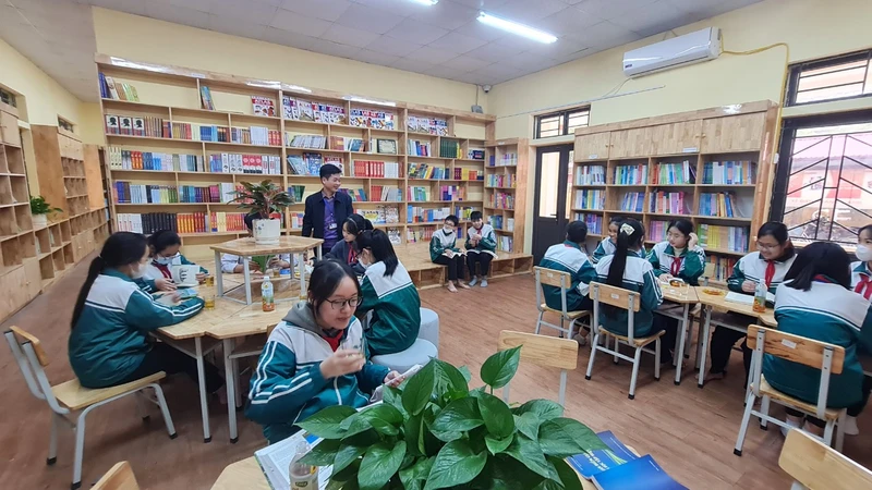 Thư viện trường THCS Lý Tự Trọng (huyện Bình Xuyên) được đầu tư hiện đại, thân thiện.