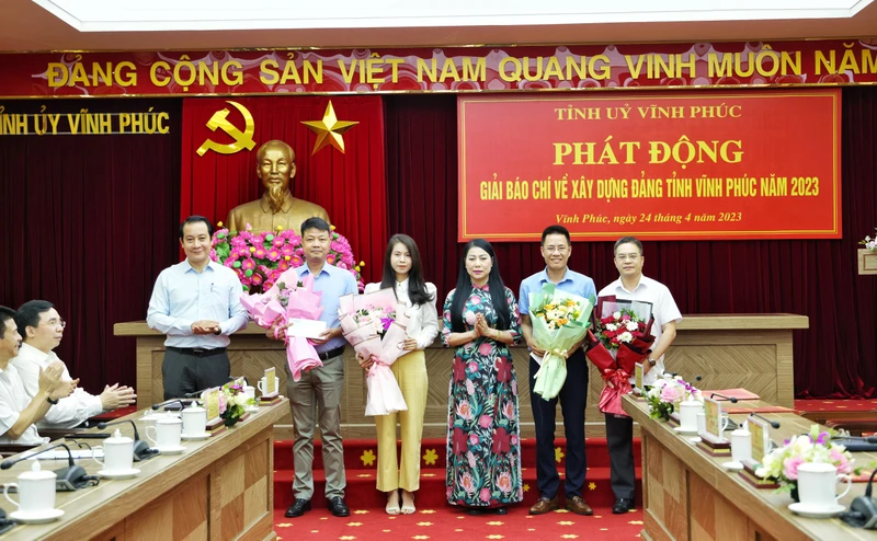 Thường trực Tỉnh ủy Vĩnh Phúc tặng hoa các nhà báo có tác phẩm đạt giải báo chí Búa liềm vàng lần thứ 7.