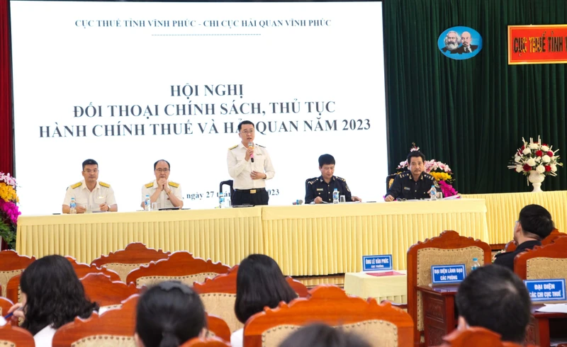 Lãnh đạo Cục thuế tỉnh và Chi cục Hải quan đối thoại với người nộp thuế.