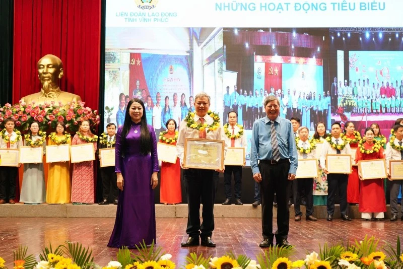 Các đồng chí lãnh đạo tặng bằng khen cho chủ tịch công đoàn cơ sở tiêu biểu.