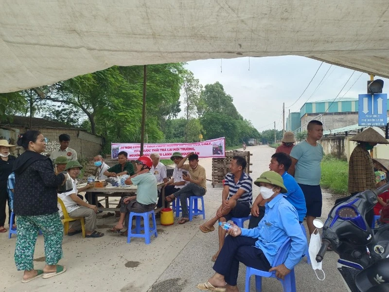Người dân chặn lối vào nhà máy gạch.