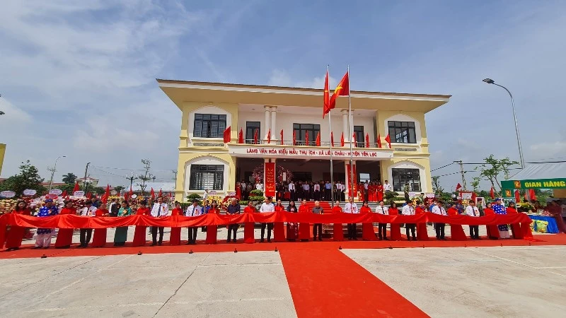 Các đồng chí lãnh đạo cắt băng khánh thành tổ hợp văn hóa, thể thao.