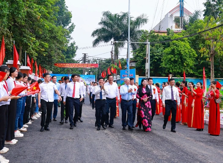 Đồng chí Đỗ Văn Chiến và lãnh đạo tỉnh tham quan Làng văn hóa kiểu mẫu Bàn Mạch.