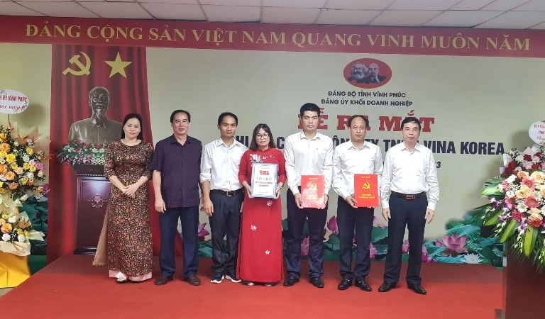 Lãnh đạo Tỉnh ủy và Đảng ủy Khối Doanh nghiệp trao quyết định thành lập Chi bộ cơ sở.