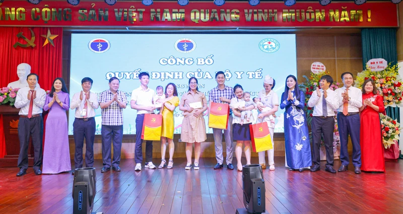Bí thư Tỉnh ủy Hoàng Thị Thúy Lan tặng quà cho các cặp vợ chồng vô sinh, hiếm muộn.
