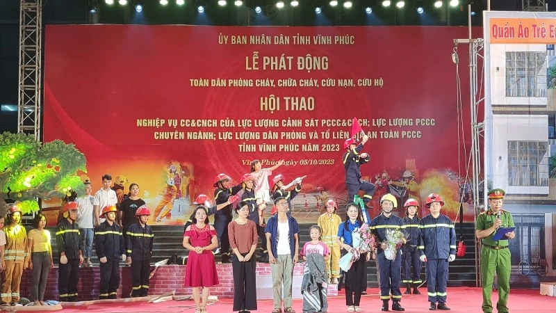 Trình diễn tiểu phẩm tuyên truyền về công tác phòng cháy, chữa cháy.