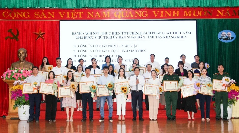 Lãnh đạo tỉnh Vĩnh Phúc tặng bằng khen cho người nộp thuế tiêu biểu.