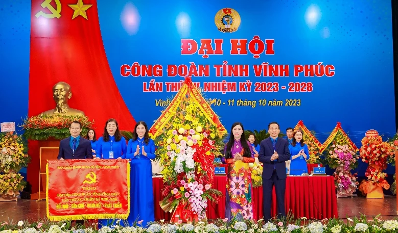 Bí thư Tỉnh ủy Hoàng Thị Thúy Lan chúc mừng Đại hội.