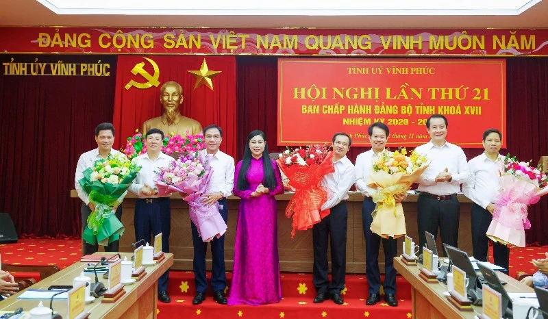 Thường trực Tỉnh ủy chúc mừng các đồng chí mới được bầu và được chỉ định.