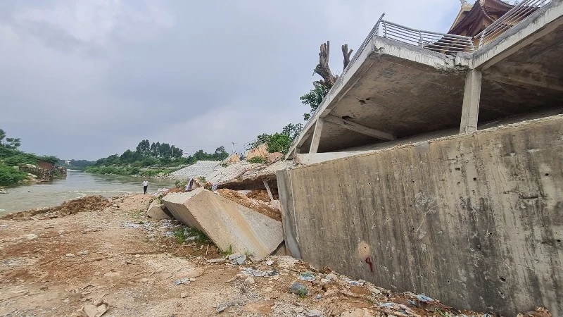 Bờ kè bị sập đổ hoàn toàn.