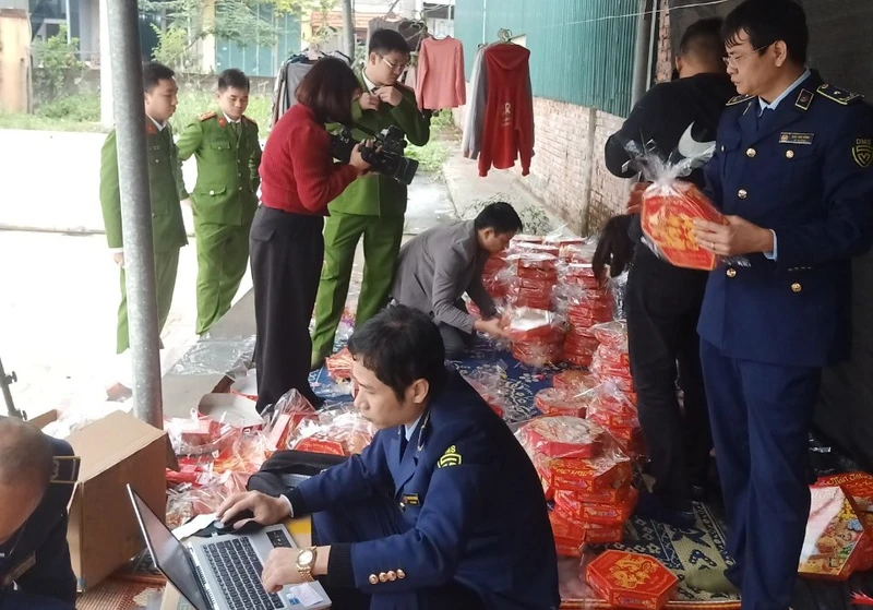 Kiểm tra hộp mứt có dấu hiệu giả mạo nhãn hàng hóa, bao bì. (Ảnh: Quản lý thị trường tỉnh cung cấp)