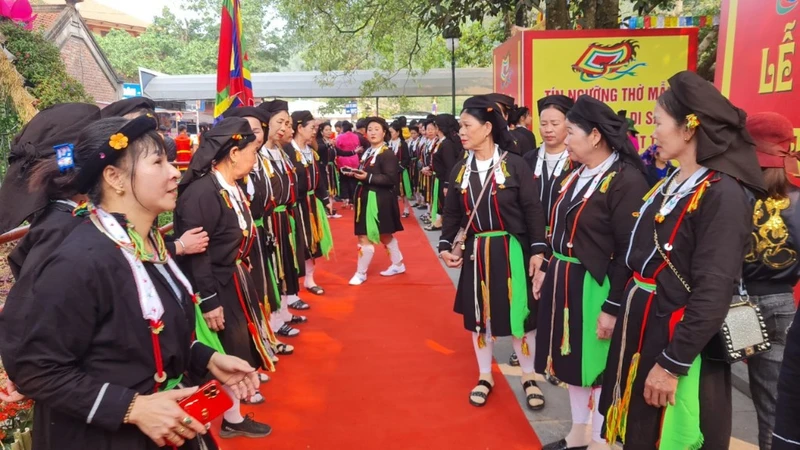 Bà con dân tộc Sán Dìu dự lễ hội Tây Thiên.