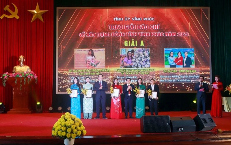 Các tác giả, nhóm tác giả nhận giải A.
