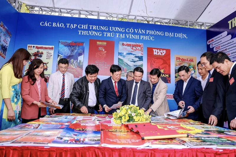 Các đại biểu thăm quan gian trưng bày báo Xuân của các cơ quan báo chí thường trú trên địa bàn tỉnh.