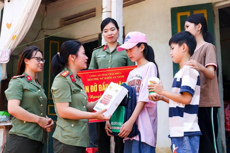 Tặng quà cho trẻ mồ côi là con nuôi của Hội Phụ nữ Khối An ninh. 