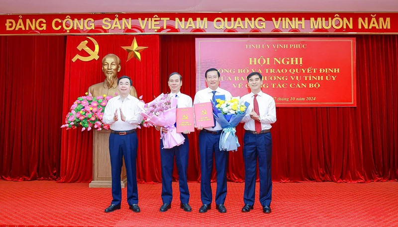 Lãnh đạo Tỉnh ủy chúc mừng hai đồng chí mới được điều động, phân công nhiệm vụ.